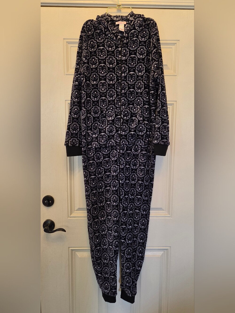 NWOT Black Skull-Print Women's Fuzzy Hoodie Zip-up Romper, Sz L